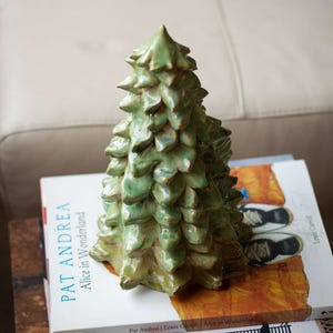 Escultura vintage de abeto de arcilla esmaltada hecha a mano / Gran árbol de Navidad de cerámica para decorar