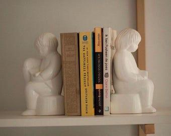 Set van twee vintage keramische boekensteunen van lezende jongen en meisje uit de jaren 80, boekenplankdecor, antieke plankdecoratie