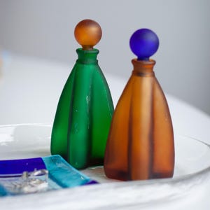 Botellas de vidrio vintage con tapón de vidrio - Frascos de perfume vintage coleccionables en verde esmeralda y marrón