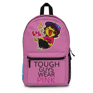Könnte beinhalten: Rosaer Rucksack mit einer lachenden und zeigenden Comicfigur. Der Rucksack hat den Text "Tough Guys Wear Pink" auf der Vorderseite.