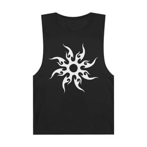 Puede incluir: Camiseta sin mangas negra con un diseño de sol blanco. La camiseta sin mangas tiene cuello redondo y un ajuste relajado. El gráfico del sol está centrado en la parte delantera, con formas de llama que irradian desde un círculo central.