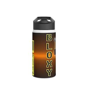 Può includere: Una borraccia in acciaio inossidabile con coperchio nero e fascia bianca. La borraccia presenta la scritta "BLOXY" in lettere gialle su sfondo marrone con sfumatura arancione. La borraccia ha un coperchio ribaltabile.