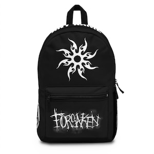 Puede incluir: Mochila negra con un diseño de sol blanco y la palabra "FORSAKEN" en una fuente gótica. La mochila tiene un bolsillo frontal, un asa superior y un cierre de cremallera. La bolsa está hecha de un material duradero.