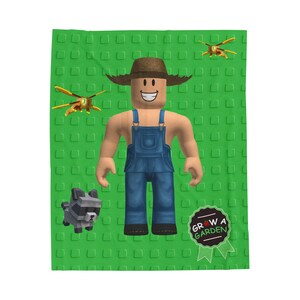 Puede incluir: Una manta verde con un personaje de granjero de dibujos animados con un mono azul y un sombrero marrón. La manta tiene un fondo verde con patrón de ladrillos con insectos de dibujos animados y un mapache. Las palabras "Grow a Garden" están en un emblema circular.