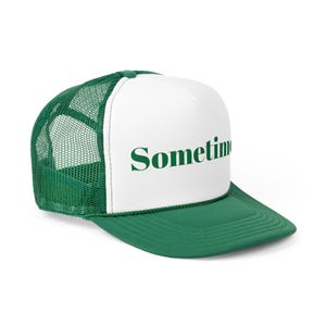 Puede incluir: Una gorra de camionero blanca y verde con la palabra "Sometimes" impresa en verde en la parte delantera.