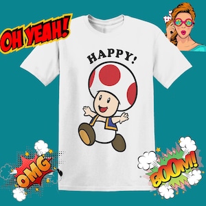 Könnte beinhalten: Weißes T-Shirt mit einem Cartoon-Bild eines glücklichen Pilzcharakters, der eine blaue Weste trägt. Der Text "HAPPY!" ist über dem Charakter gedruckt. Die Wörter "OH YEAH!" und "OMG!" befinden sich in Sprechblasen auf der linken Seite des Bildes. Die Wörter "BOOM!" befinden sich in einer Sprechblase auf der rechten Seite des Bildes.