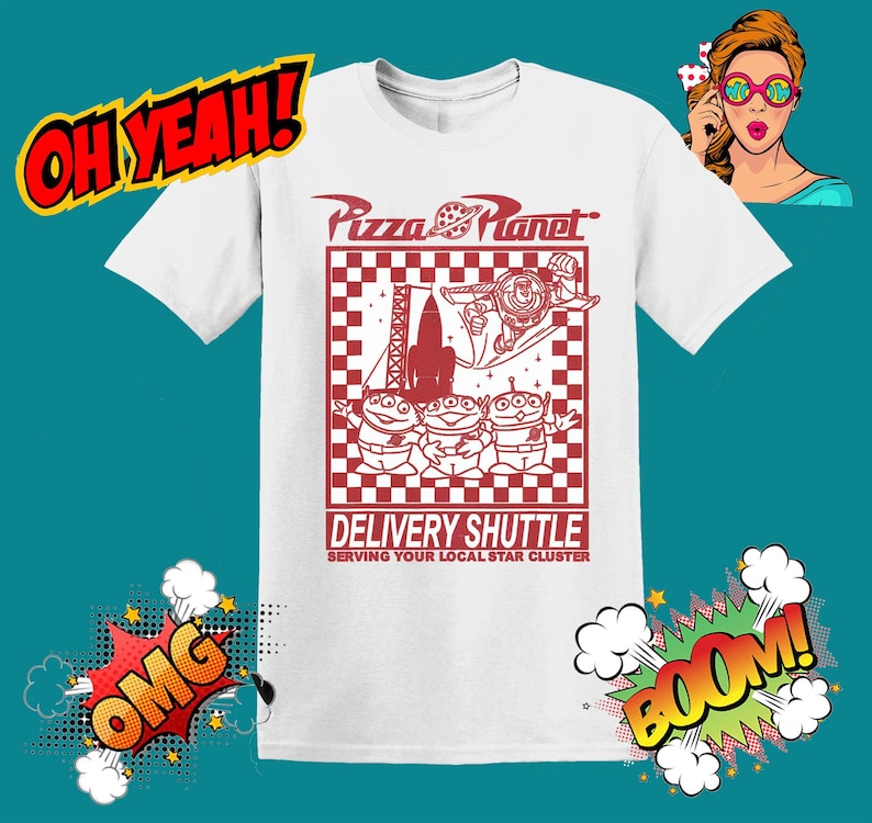 K&ouml;nnte beinhalten: Wei&szlig;es T-Shirt mit einer roten Grafik des Pizza Planet Logos, einer Rakete und drei Alien-Charakteren aus dem Toy Story Film-Franchise. Der Text "Delivery Shuttle" und "Serving Your Local Star Cluster" ist unter der Grafik gedruckt.