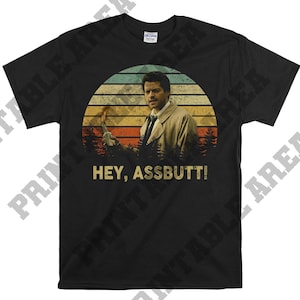 Könnte beinhalten: Schwarzes T-Shirt mit einem Retro-Bild eines Mannes mit einem Mikrofon und dem Text "Hey, Assbutt!"