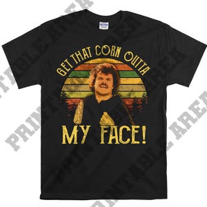 Może przedstawiać: Czarny T-shirt z grafiką w stylu vintage przedstawiającą mężczyznę z tekstem "Get that corn outta my face!"