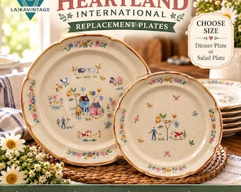 Può includere: Due piatti in gres beige con bordi smerlati, caratterizzati da un colorato motivo di arte popolare con case, alberi, fiori, pecore e figure. Il piatto più grande mostra una scena con case, mentre quello più piccolo raffigura una figura e una mucca.