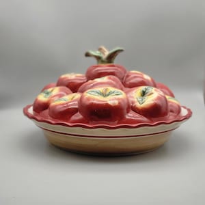 Vintage Apple Pie Lidded Pie Dish - Pie Plate Pie Keeper with Ceramic lid - Pfaltzgraff Delicious Retro bakeware vintage kitchen farmhouse
