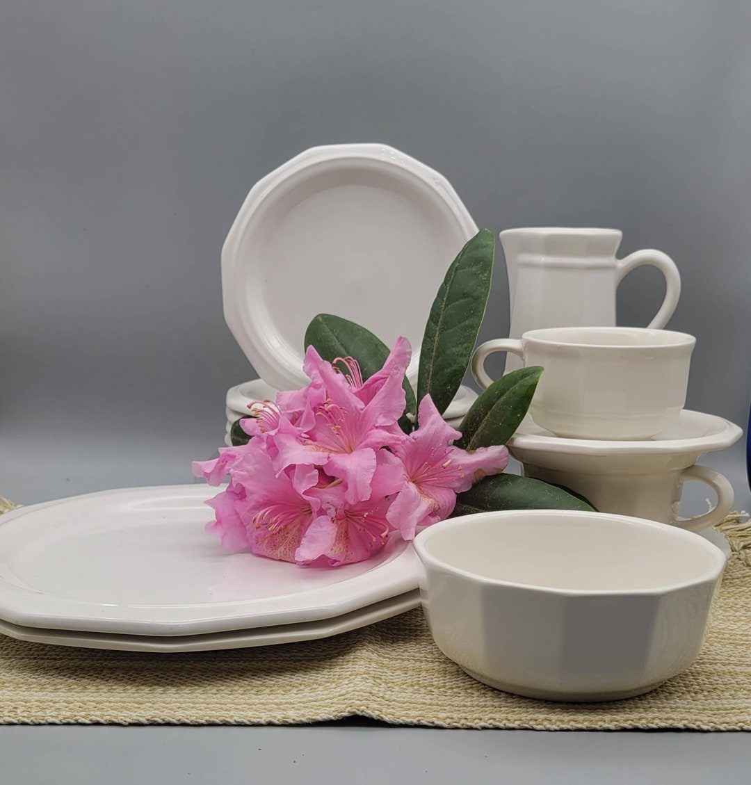 Vintage Pfaltzgraff Heritage White Stoneware Vintage Plates Cup
