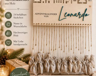 Puede incluir: Un calendario de Adviento de madera para colgar en la pared con una silueta de ciudad cortada a láser, el texto "ADVENTSKALENDER VON Leonardo" y veinticuatro pequeñas bolsas de tela beige suspendidas con cordeles de la base.