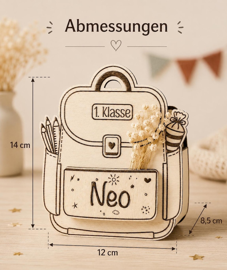 Puede incluir: Decoraci&oacute;n de madera con forma de mochila, de 14 cm de alto, 12 cm de ancho y 8,5 cm de profundidad, con el nombre "Neo" y el texto "1. Klasse". La decoraci&oacute;n incluye detalles de l&aacute;pices y flores.