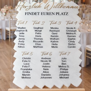Könnte beinhalten: Ein Set aus drei Keramikbechern mit gesprenkelter, matter Oberfläche. Die Becher sind in Creme-, Hellgrau- und Dunkelgrautönen gehalten. Jeder Becher hat ein schlichtes, minimalistisches Design und einen abgerundeten Griff.