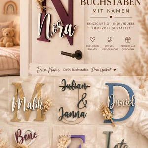 Puede incluir: Una colección de letras y nombres personalizados para pared hechos de madera. Cada pieza presenta una letra mayúscula grande combinada con un nombre en letra cursiva y un pequeño ramo de flores secas. Los artículos vienen en varios colores.