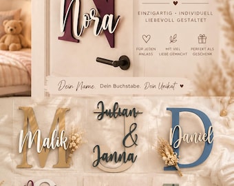 Puede incluir: Una colección de letras y nombres personalizados para pared hechos de madera. Cada pieza presenta una letra mayúscula grande combinada con un nombre en letra cursiva y un pequeño ramo de flores secas. Los artículos vienen en varios colores.