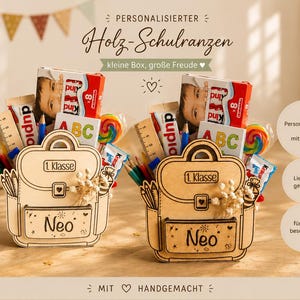 Puede incluir: Dos cajas de madera con forma de mochila escolar llenas de &uacute;tiles escolares, caramelos y una peque&ntilde;a caja de chocolate. Las cajas est&aacute;n personalizadas con el nombre "Neo" y el texto "1. Klasse". El texto "Mein erster Schultag" est&aacute; en una peque&ntilde;a pizarra.