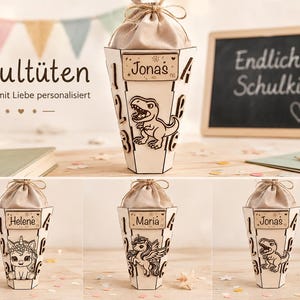 Puede incluir: Schult&uuml;ten de madera, personalizadas con nombres y dise&ntilde;os. La imagen muestra ejemplos con un dinosaurio y un unicornio. El texto en la pizarra dice "Endlich Schulkind!" (&iexcl;Finalmente un escolar!).