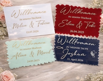 Puede incluir: Cuatro letreros rectangulares de acrílico con bordes pintados y letras doradas. Tres letreros dicen Willkommen zu unserer Hochzeit con nombres y fechas. Un letrero dice Willkommen zu meiner Taufe para Joshua con un icono de cruz.