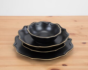 Service de vaisselle fait main en porcelaine saine noire avec bords décorés d'or pour 1-6-12 personnes