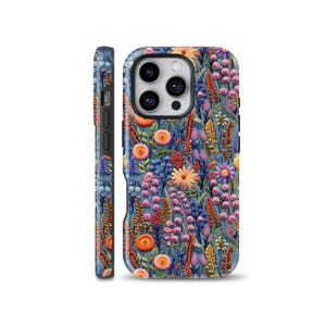 Op de afbeelding: Een telefoonhoesje met een kleurrijk bloemenpatroon in blauw, oranje, roze en paars. De hoes heeft een bijpassend zijpaneel en is ontworpen voor een smartphone.