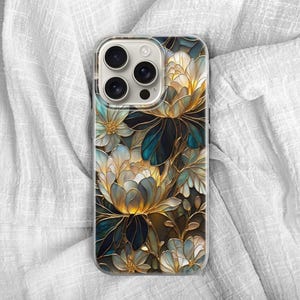 Puede incluir: Una funda para smartphone con un dise&ntilde;o floral con detalles dorados, turquesas y blancos. La funda tiene un borde transparente y un recorte para lentes multic&aacute;mara. El patr&oacute;n floral incluye flores y hojas estilizadas.