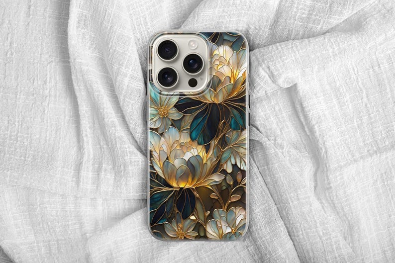 Puede incluir: Una funda para smartphone con un dise&ntilde;o floral con detalles dorados, turquesas y blancos. La funda tiene un borde transparente y un recorte para lentes multic&aacute;mara. El patr&oacute;n floral incluye flores y hojas estilizadas.