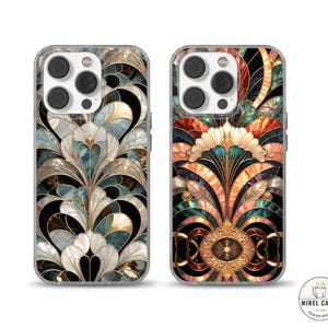 Può includere: Due custodie per telefono con un design in vetro colorato che presenta un motivo floreale in tonalità di blu, verde, oro e rosso. Le custodie sono trasparenti e mostrano gli obiettivi della fotocamera del telefono.