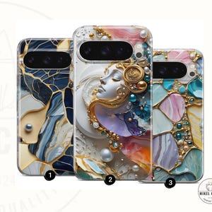 Op de afbeelding: Drie telefoonhoesjes met unieke ontwerpen. De eerste heeft een blauw, goud en wit abstract patroon. De tweede toont een wit gezicht met gouden accenten en parels. De derde heeft een kleurrijk, juweelachtig ontwerp met gouden details.