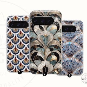 Può includere: Tre custodie per telefono con design unici e colorati. Le custodie presentano motivi intricati nelle tonalità del blu, dell'oro e del bianco. Una custodia ha un design a ventaglio, un'altra un motivo floreale e la terza un motivo geometrico. Le custodie sono etichettate 1, 2 e 3.