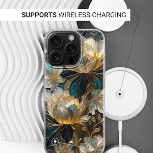 Puede incluir: Funda transparente para tel&eacute;fono con un dise&ntilde;o floral en tonos dorados, verde azulado y azul marino. La funda presenta una ilustraci&oacute;n detallada de flores y hojas. Tambi&eacute;n se ve el texto "SUPPORTS WIRELESS CHARGING" y "SIDES ARE NOT PRINTED".