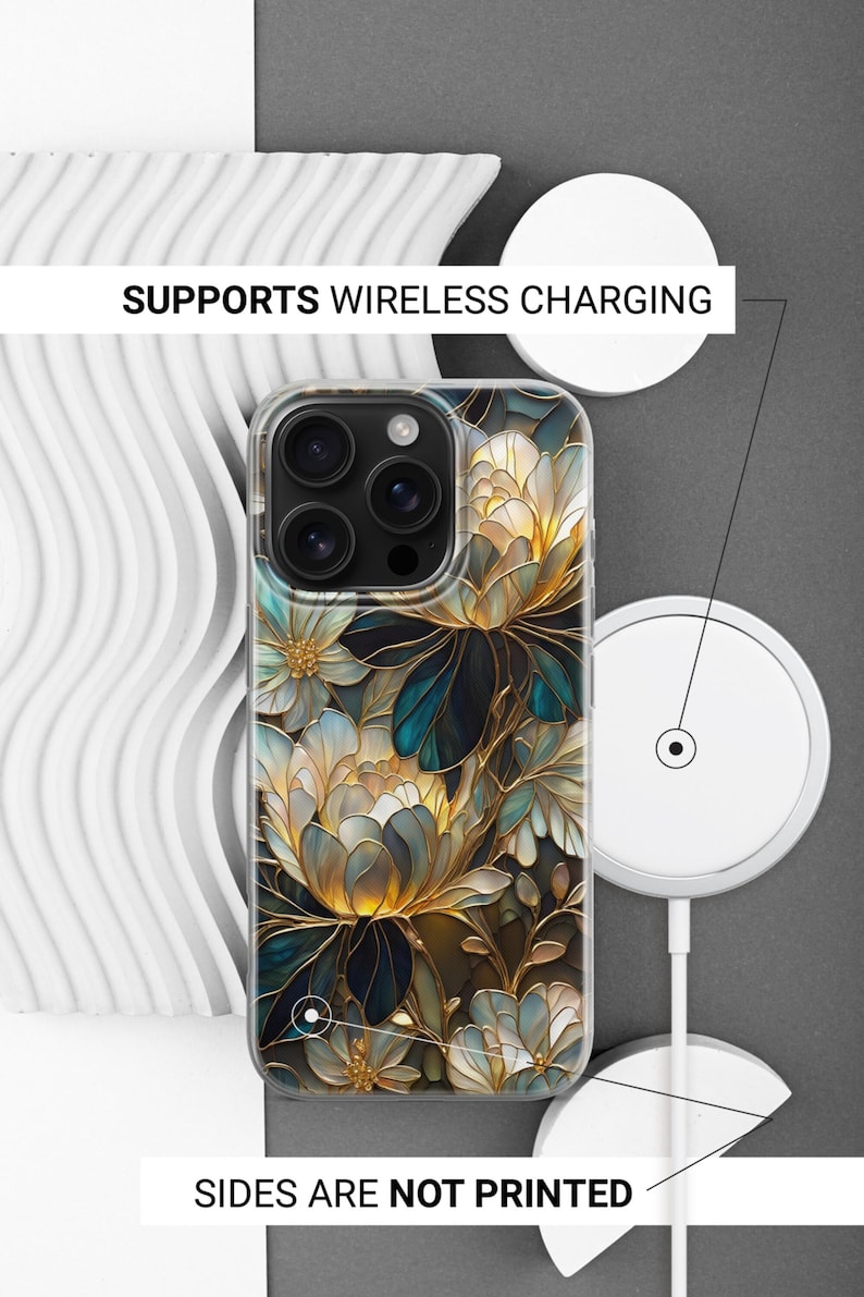 Puede incluir: Funda transparente para tel&eacute;fono con un dise&ntilde;o floral en tonos dorados, verde azulado y azul marino. La funda presenta una ilustraci&oacute;n detallada de flores y hojas. Tambi&eacute;n se ve el texto "SUPPORTS WIRELESS CHARGING" y "SIDES ARE NOT PRINTED".