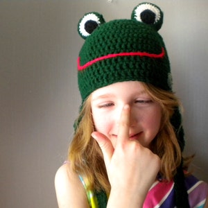 Gehäkelte Frosch Mütze für Erwachsene - grasgrüne Frosch Mütze mit langen Ohrenklappen