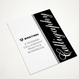 Può includere: Un quaderno di esercizi di calligrafia bianco e nero. La copertina presenta la parola "Calligraphy" in elegante scrittura e il testo "Bastion: A Modern Calligraphy Practice Workbook". La copertina ha una striscia verticale nera.