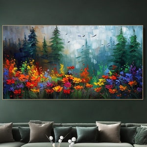 Puede incluir: Una pintura colorida de una escena de bosque con un campo de flores en primer plano. Las flores son en tonos de rojo, naranja, amarillo, rosa, morado y azul. Los árboles son verdes y el fondo es un azul brumoso.