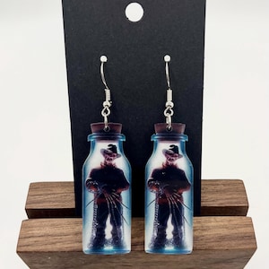 Boucles d&#39;oreilles pendantes effrayantes d&#39;Halloween Freddy Krueger pris au piège dans une bouteille