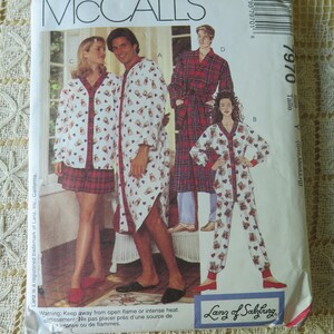 Può includere: Un pacchetto di modelli di cucito McCall's con illustrazioni di abbigliamento da notte. Il pacchetto mostra una varietà di stili di pigiama, tra cui accappatoi e una tuta, tutti con una stampa di orsetti. Il testo "McCall's" è in alto.