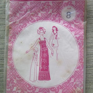 Op de afbeelding: Een vintage naaipatroon voor een maxi-jurk met een bloemenprint. Het patroon is van Patterns Pacifica en is maat 8. Het patroonnummer is 3041 en de prijs is $ 1,50.