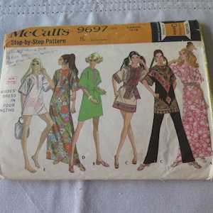 Peut inclure: Patron de couture vintage McCall's 9697 pour robes de femmes en quatre longueurs. L'enveloppe du patron présente des illustrations des modèles de robes, avec le texte "McCall's Step-by-Step Pattern" et "Large 16-18".