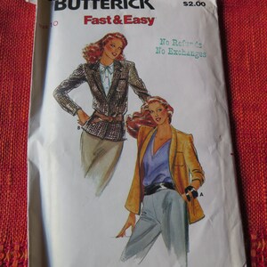 Könnte beinhalten: Ein Vintage-Butterick-Schnittmusterumschlag mit Illustrationen von Damenblazern und -hosen. Der Text "Fast & Easy" ist prominent, zusammen mit "No Refunds No Exchanges". Die Schnittmusternummer ist 6793.