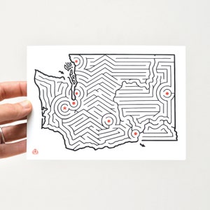 Cartão postal do labirinto do mapa do estado de Washington 5x7" | Desenhado à mão por David Birkey | Olympia, Bellingham, Seattle, Tacoma, Yakima, Kennewick, Spokane