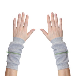 Cartera de muñeca con cremallera - Gris jaspeado con cremallera verde oliva