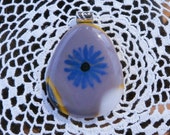 Handpainted Blau Blume auf Lavendel verschmolzen Glas Anhänger