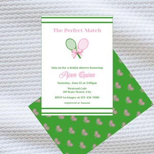 Puede incluir: Invitación a una despedida de soltera con el texto "The Perfect Match" y raquetas de tenis. La invitación es blanca con detalles verdes y rosas. Incluye el nombre "Piper Quinn", fecha, hora, lugar e información de RSVP.