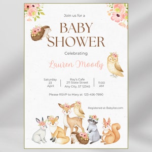 Może przedstawiać: Zaproszenie na baby shower w stylu leśnym. Zaproszenie zawiera akwarelową ilustrację jelenia, lisa, sowy, królika, szop pracza i jeża. Tekst na zaproszeniu brzmi "Join us for a Baby Shower Celebrating Lauren Moody" i zawiera datę, godzinę i miejsce wydarzenia. Zaproszenie zawiera również tekst "Registered at Babylist.com".