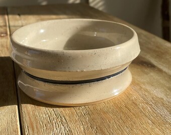 Plato pequeño hecho a mano con diseño tallado sencillo - Cerámica gris