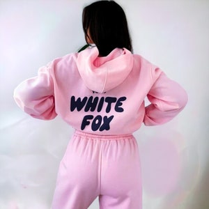 Chándal con capucha de White Fox, ropa informal para el día, sudadera con capucha de ocio, pantalones de chándal fuera del escenario, ropa de salón, sudadera con capucha de gran tamaño, White Fox Merch imagen 1