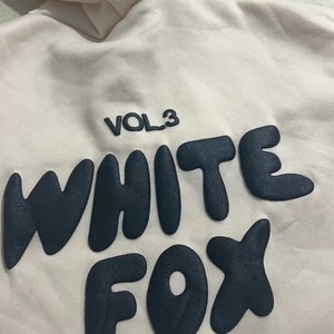 Chándal con capucha de White Fox, ropa informal para el día, sudadera con capucha de ocio, pantalones de chándal fuera del escenario, ropa de salón, sudadera con capucha de gran tamaño, White Fox Merch imagen 2