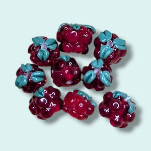 Puede incluir: Un juego de tres tazas de cerámica con acabado mate moteado. Las tazas son de color crema, gris claro y gris oscuro. Cada taza tiene un diseño simple y minimalista.